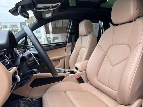 Certified 2025 Porsche Macan image 5