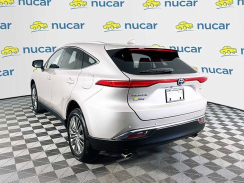 Used 2024 Toyota Venza XLE image 5