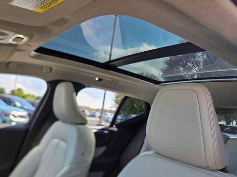 Used 2021 Volvo XC40 T5 Momentum w/ Protection Package Premier image 18