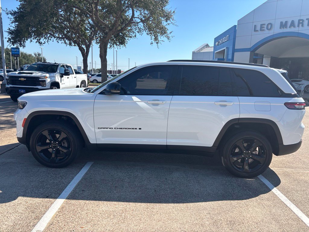Used 2023 Jeep Grand Cherokee Altitude AWD/4WD image 8