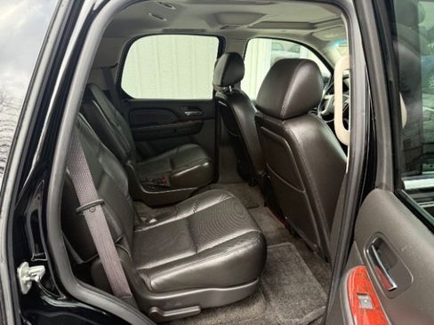 Used 2009 Cadillac Escalade w/ Ultra Luxury Collection image 6