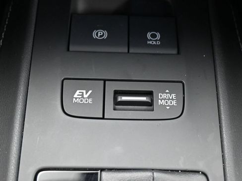 Used 2023 Toyota Venza XLE AWD/4WD image 25