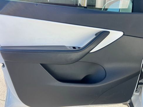 Used 2020 Tesla Model Y Long Range image 34