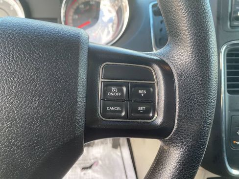 Used 2018 Dodge Grand Caravan SE w/ UConnect Hands-Free Group image 17