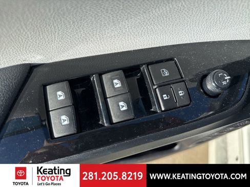 Used 2017 Toyota Prius Two image 12