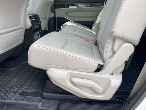 Used 2024 Jeep Wagoneer 4WD w/ Convenience Group I image 19