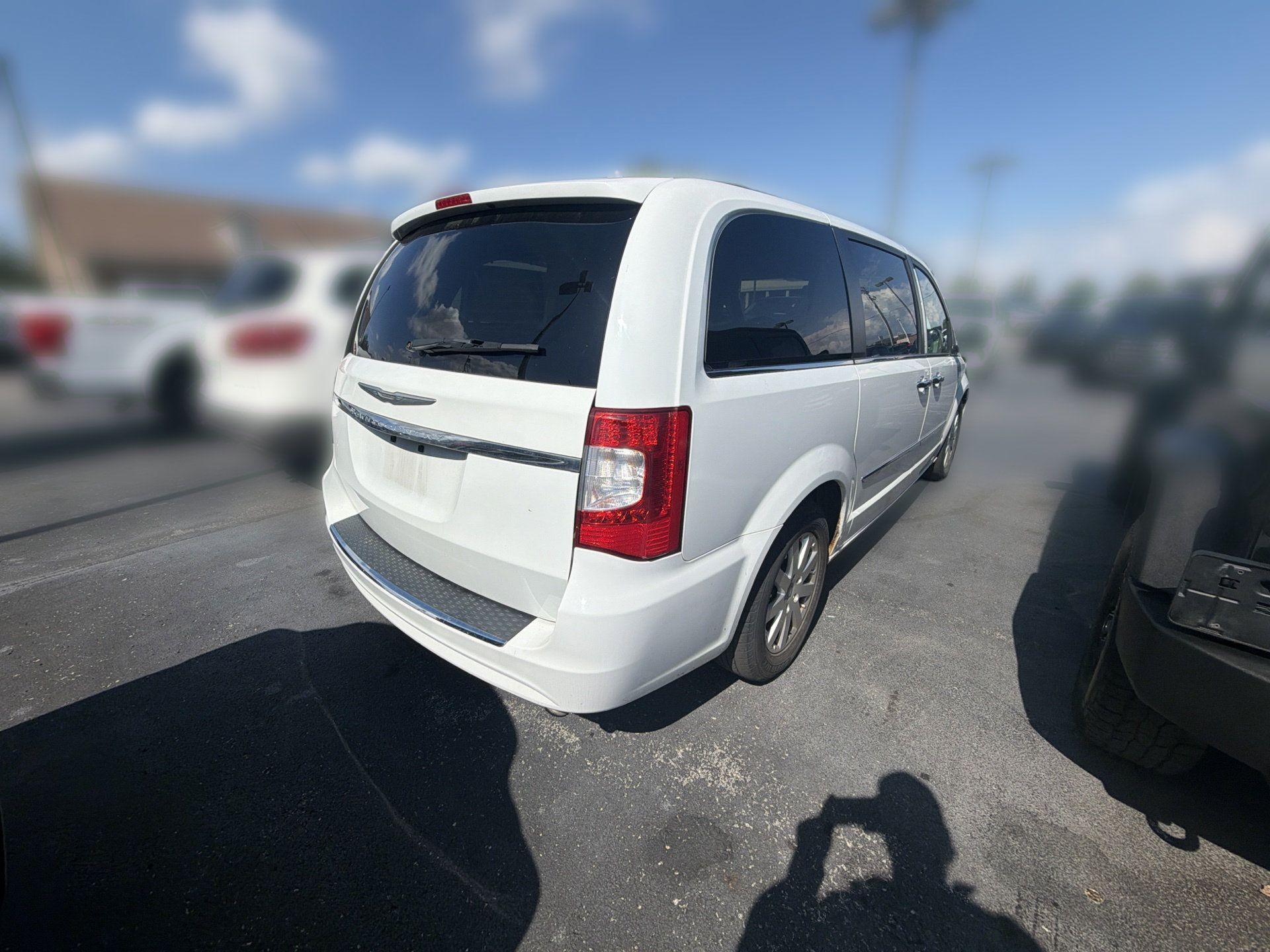 Used 2015 Chrysler Town & Country Touring w/ Driver Convenience Group FWD image 3