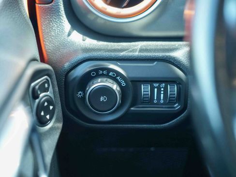Used 2020 Jeep Wrangler Unlimited Sahara w/ Uconnect 4C Nav & Sound Group AWD/4WD image 31