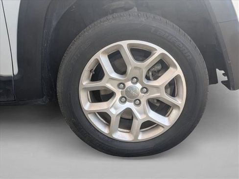 Used 2017 Jeep Renegade Latitude w/ Popular Equipment Group image 22