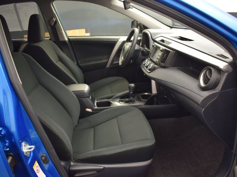 Used 2018 Toyota RAV4 LE w/ Carpet Mat Package AWD/4WD image 10