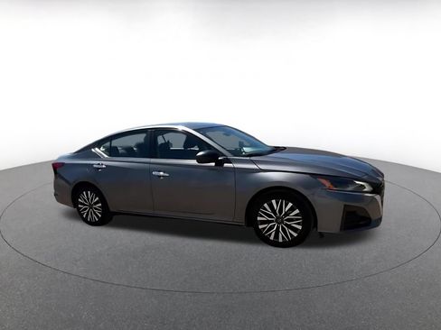 Used 2025 Nissan Altima 2.5 SV FWD image 2
