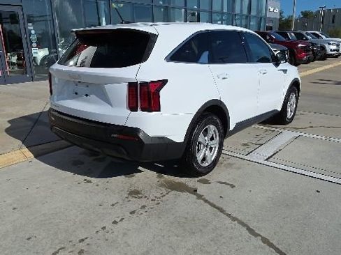 Used 2023 Kia Sorento LX FWD image 4