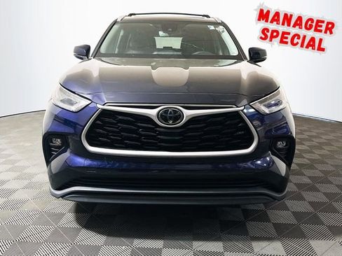 Used 2022 Toyota Highlander XLE AWD/4WD image 3
