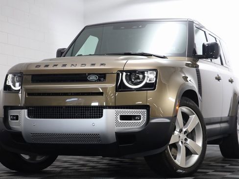 New 2024 Land Rover Defender 110 SE image 2