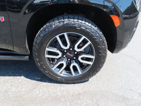 Used 2023 GMC Yukon AT4 w/ AT4 Premium Package AWD/4WD image 10