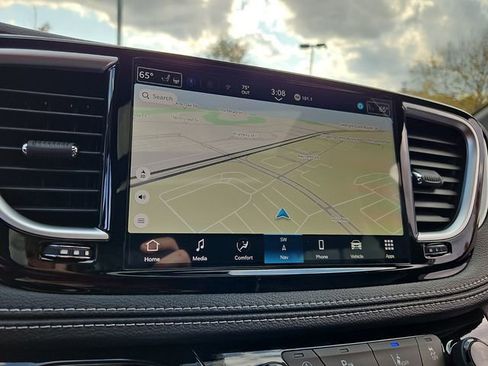 New 2026 Chrysler Pacifica Limited w/ Uconnect Theater Family Group image 13