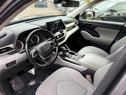 Used 2022 Toyota Highlander LE AWD/4WD image 11