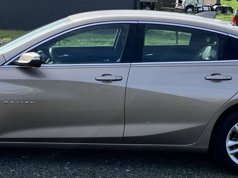 Used 2018 Chevrolet Malibu LT w/ Leather Package FWD image 1