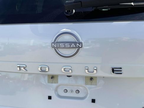 Used 2023 Nissan Rogue SV image 9