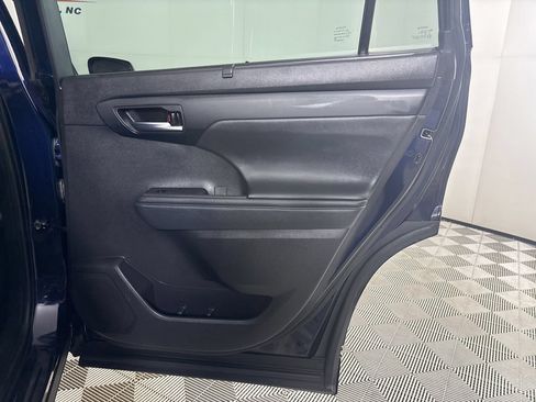Used 2021 Toyota Highlander XLE FWD image 30