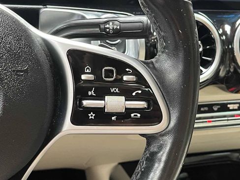 Used 2020 Mercedes-Benz GLB 250 4MATIC w/ Premium Package image 14