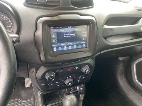 Used 2019 Jeep Renegade Latitude w/ Cold Weather Group image 17