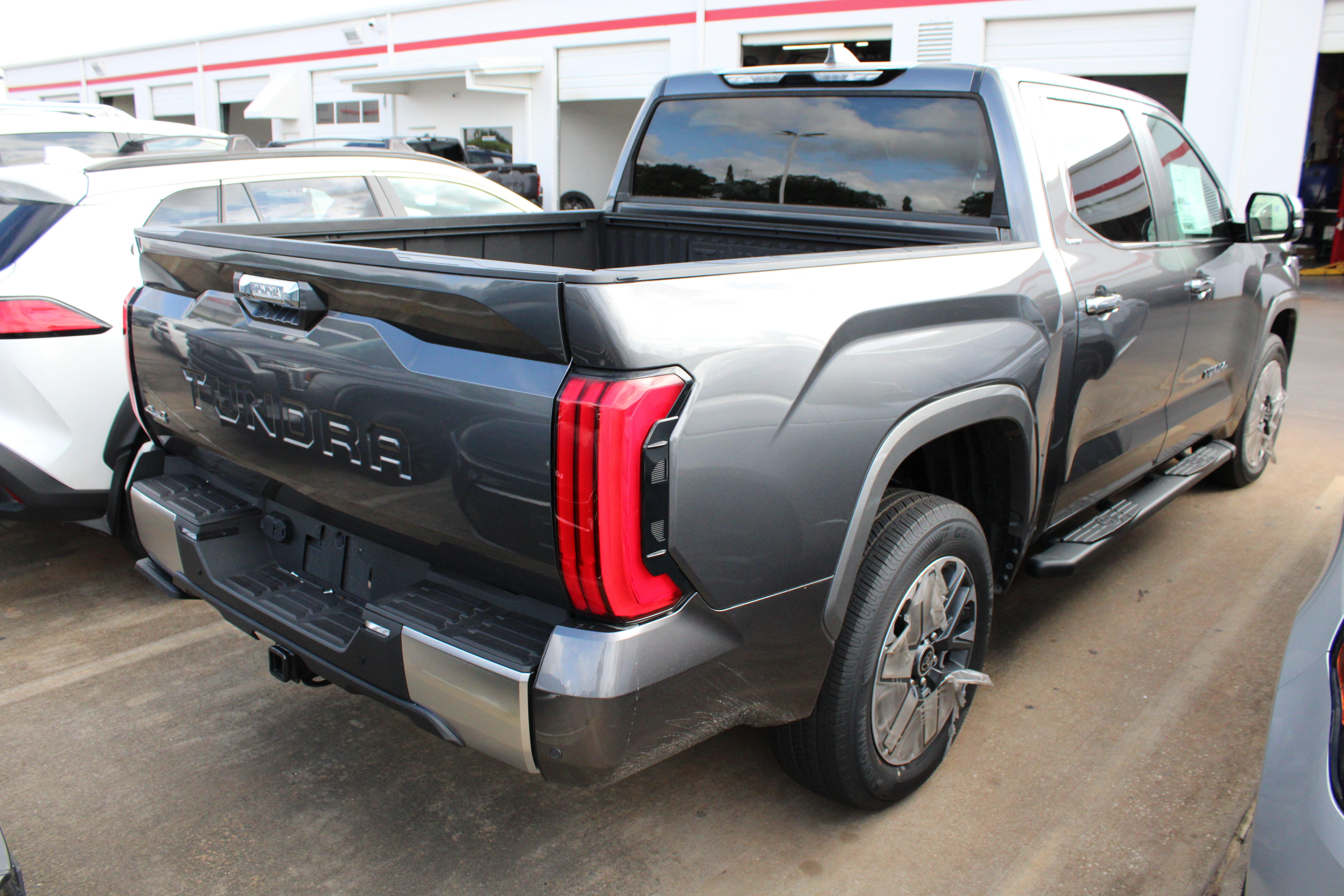 Used 2024 Toyota Tundra Limited w/ Power Package AWD/4WD image 11