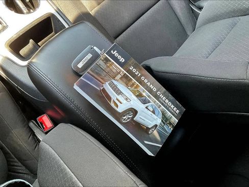 Used 2021 Jeep Grand Cherokee Laredo AWD/4WD image 37