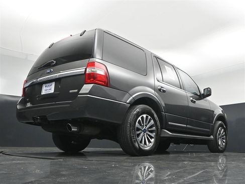 Used 2016 Ford Expedition XLT w/ Equipment Group 202A RWD image 32