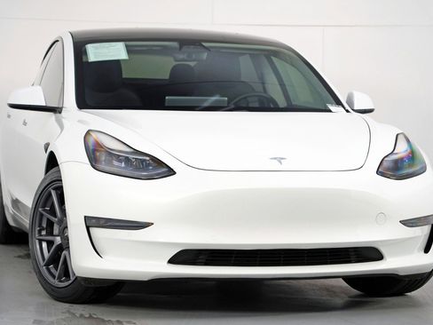 Used 2021 Tesla Model 3 Standard Range Plus image 4