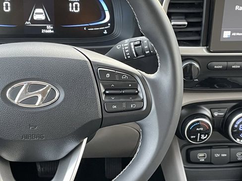 Used 2025 Hyundai Venue SEL image 14