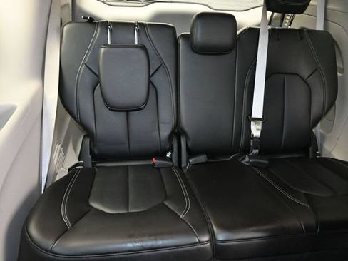 Used 2024 Chrysler Pacifica Touring-L FWD image 13