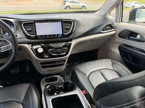 Used 2024 Chrysler Pacifica Touring-L FWD image 33