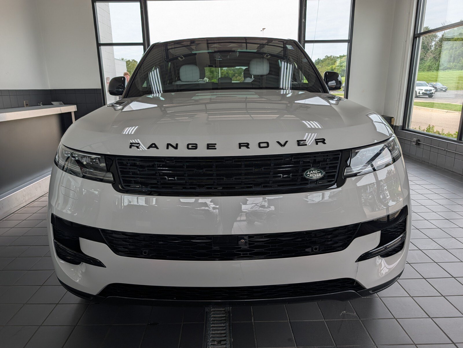 Used 2025 Land Rover Range Rover Sport SE AWD/4WD image 7