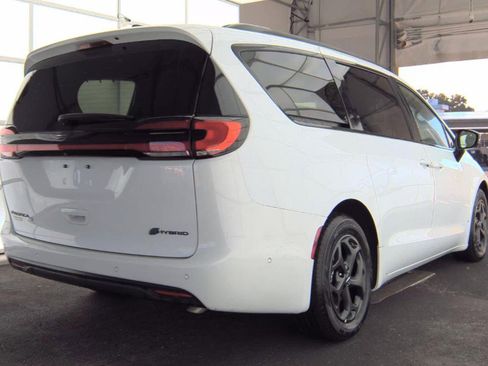 Used 2024 Chrysler Pacifica Premium image 4