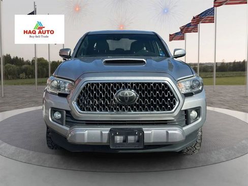 Used 2018 Toyota Tacoma TRD Sport image 2