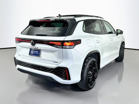 Certified 2025 Volkswagen Tiguan SE R-Line AWD/4WD image 7