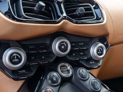 Used 2020 Aston Martin V8 Vantage Coupe RWD image 30