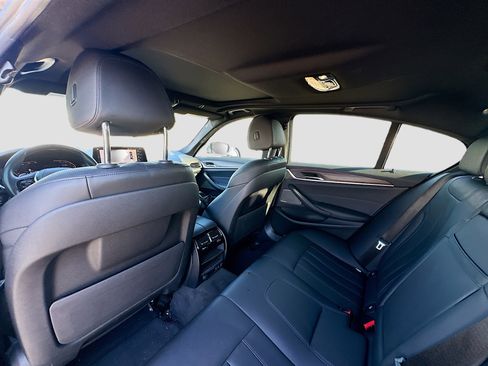 Used 2021 BMW 530i w/ Premium Package image 27