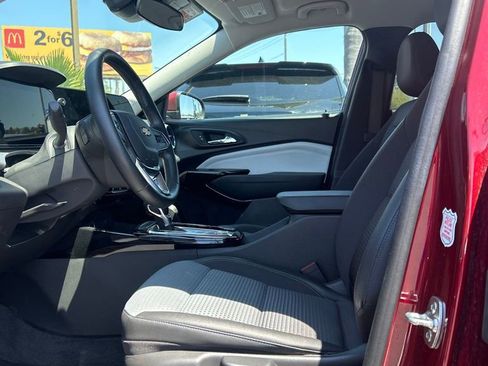 Used 2025 Chevrolet Trax LT w/ LT Convenience Package FWD image 8