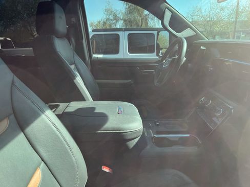 Used 2025 GMC Sierra 2500 AT4 AWD/4WD image 8