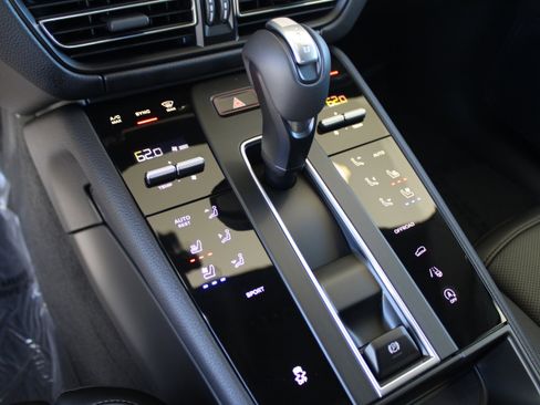 New 2026 Porsche Macan image 21