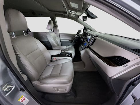Used 2019 Toyota Sienna XLE w/ XLE Navigation Package image 27