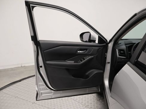 Used 2025 Nissan Rogue SV FWD image 16