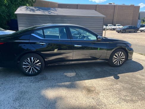 Used 2025 Nissan Altima 2.5 SV FWD image 18