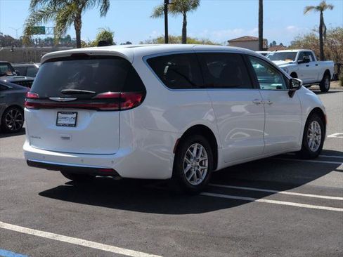 Certified 2023 Chrysler Pacifica Touring-L FWD image 5