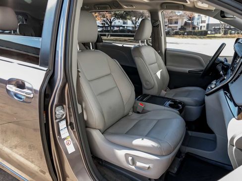 Used 2018 Toyota Sienna XLE image 35