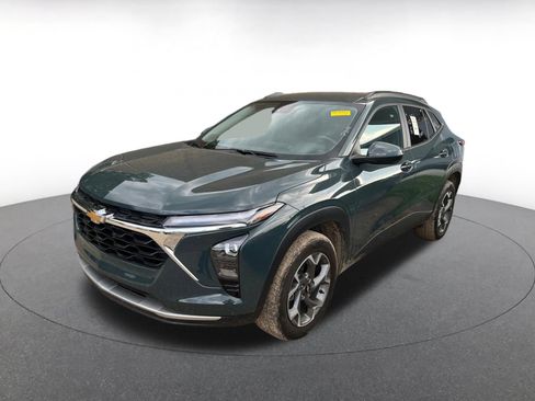Used 2025 Chevrolet Trax LT w/ LT Convenience Package FWD image 7