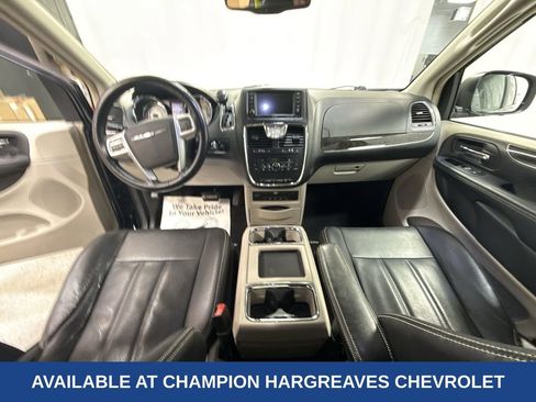 Used 2014 Chrysler Town & Country Touring-L w/ Driver Convenience Group image 28