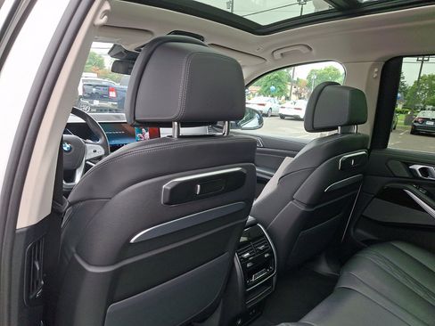 Used 2025 BMW X7 xDrive40i w/ Premium Package AWD/4WD image 21